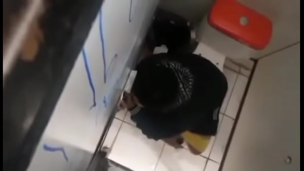 Rica mamada en el baño