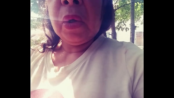 Trinitaria posando sensual al aire libre