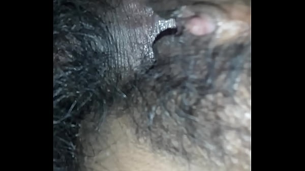 Primer plano de una verga peluda, video casero