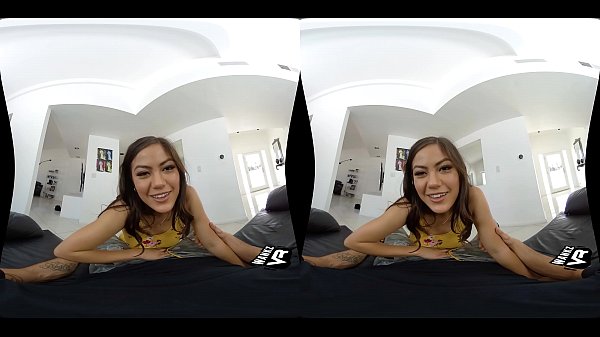 Tu novia caliente y su amiga posando bien provocadoras en la cama